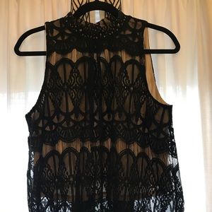 Sleeveless lace top with tan lining